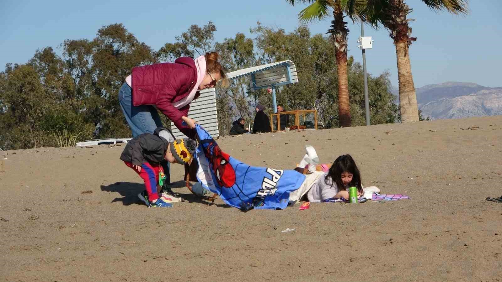Antalya’da sahile akın eden vatandaşlar güneşin tadını çıkardı