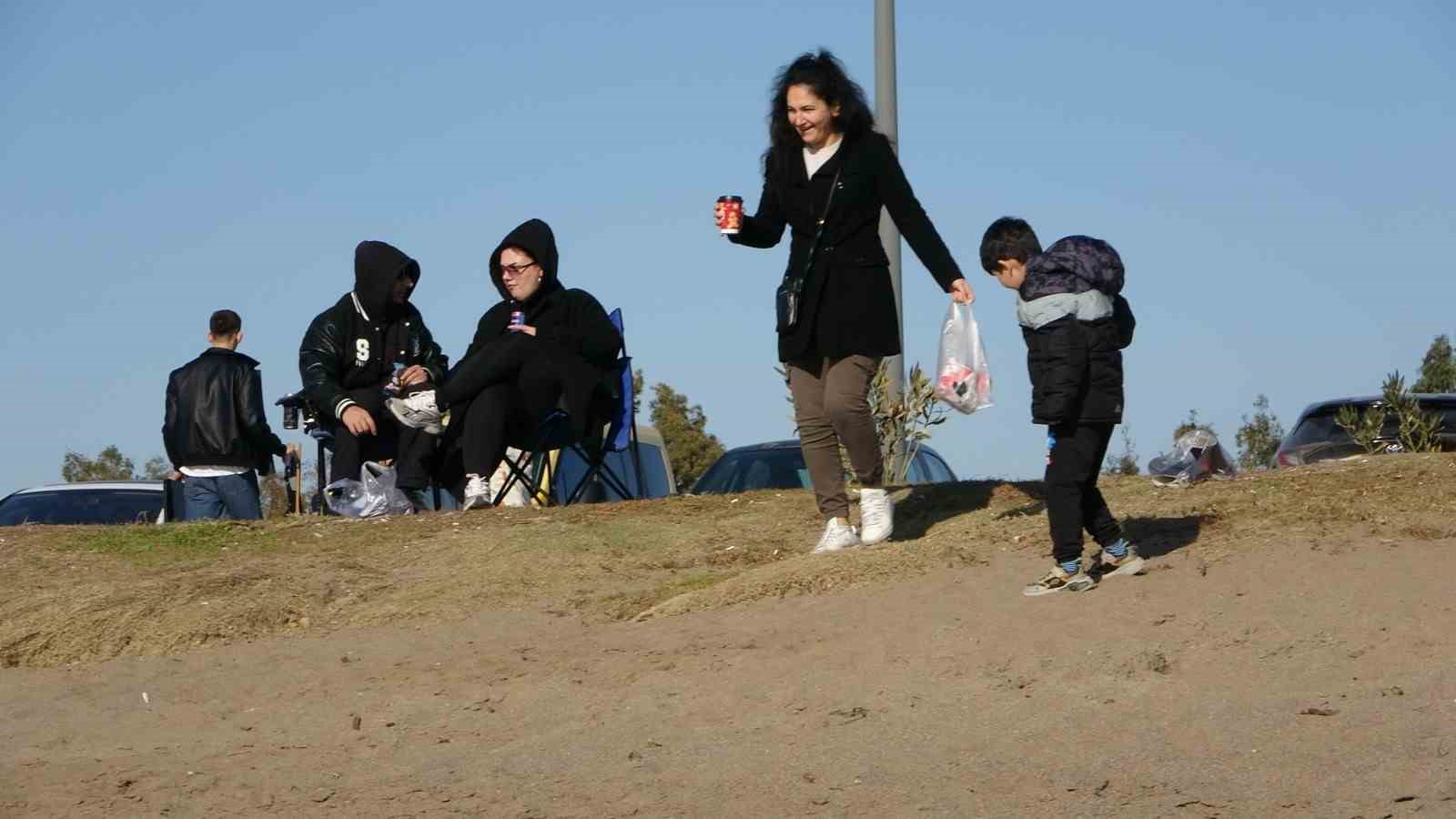 Antalya’da sahile akın eden vatandaşlar güneşin tadını çıkardı