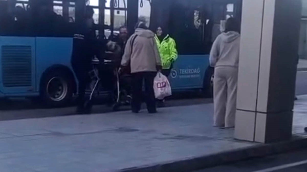 Halk otobüsü şoförü kalp krizi geçiren yolcuyu hastaneye yetiştirdi