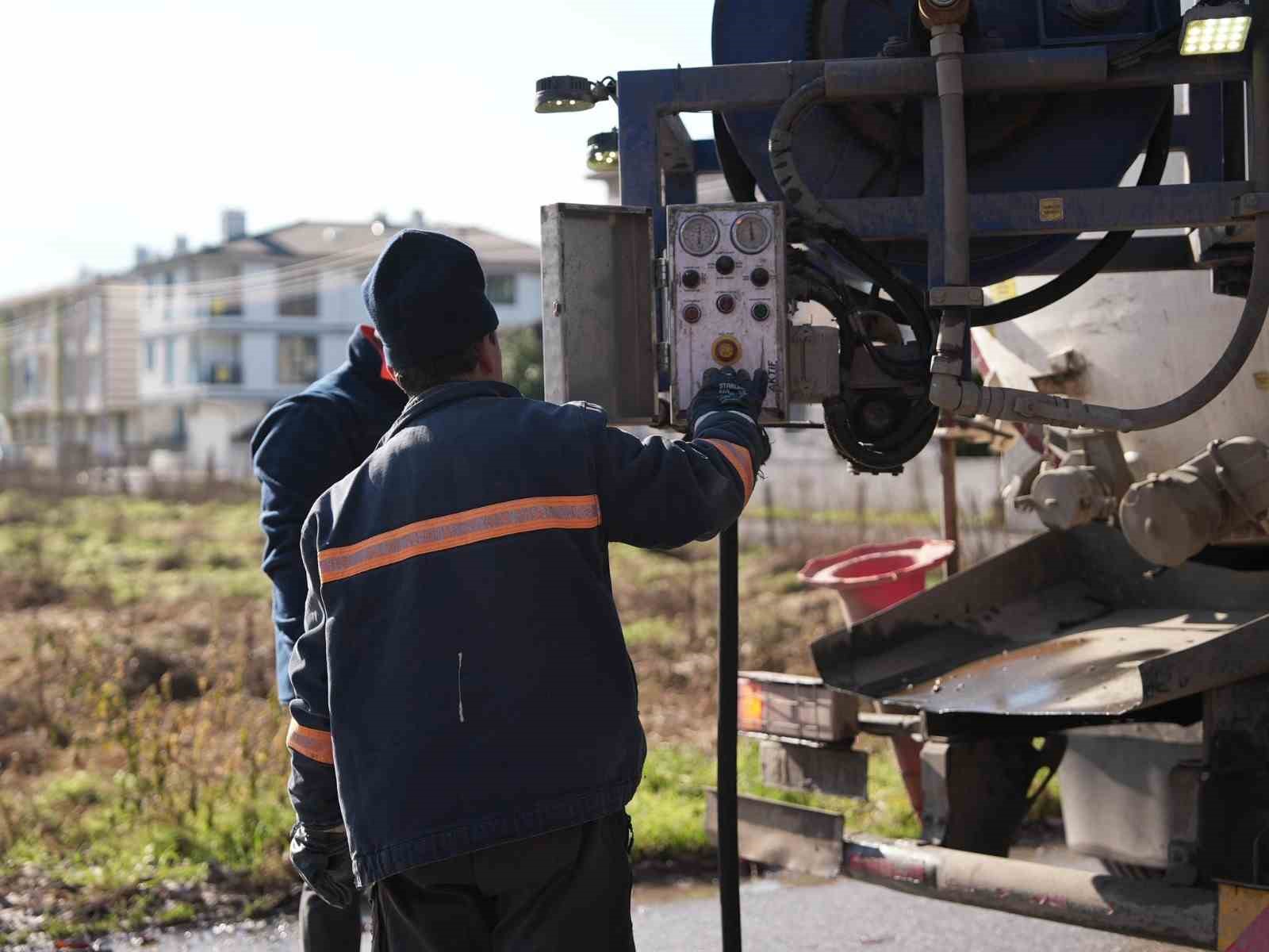 Düzce Belediyesi menfez ve mazgalları temizledi
