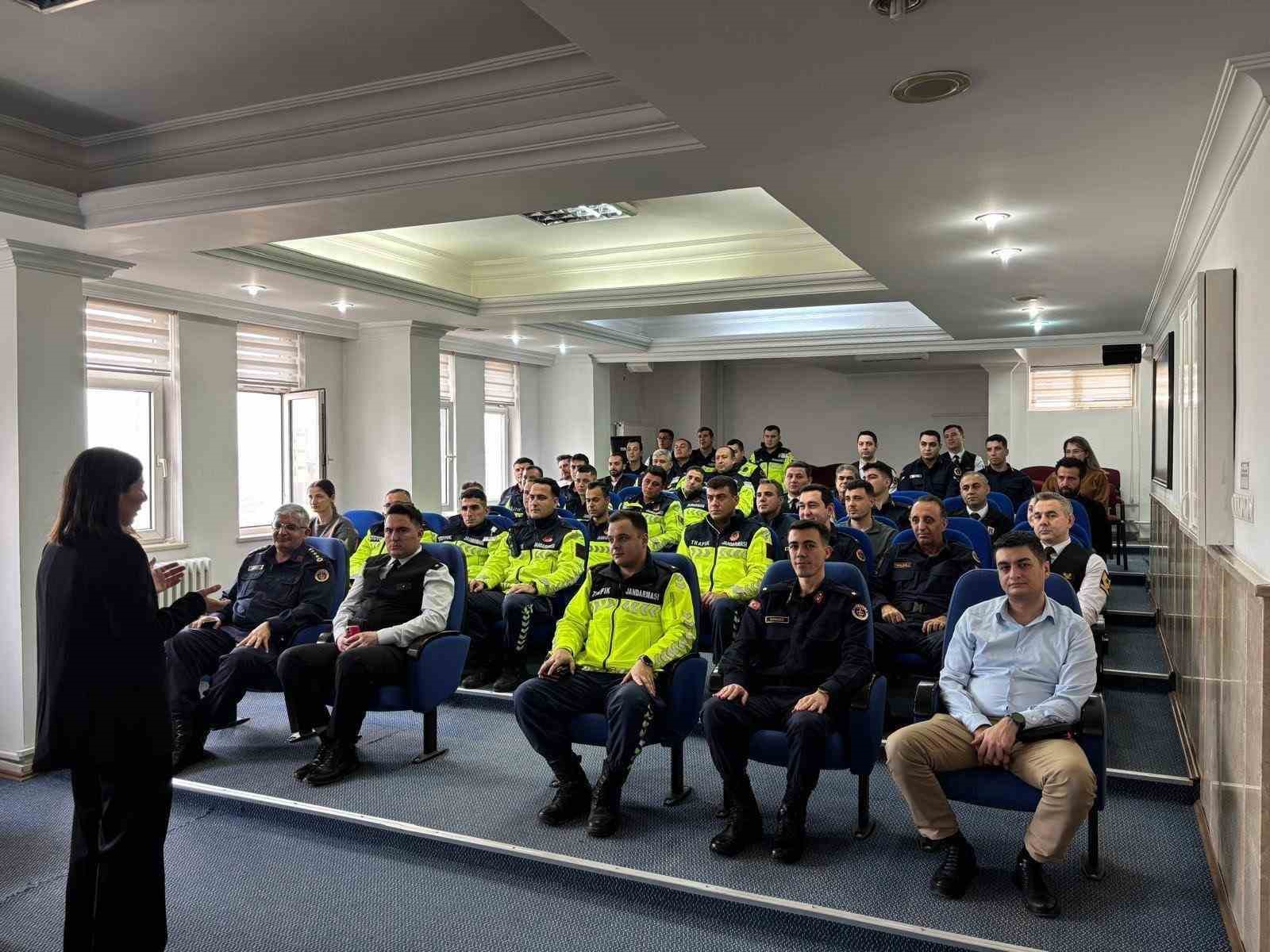Düzce İl Jandarma Komutanlığında “etkili iletişim” semineri
