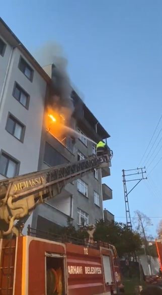 Arhavi’de apartman dairesinde yangın paniği