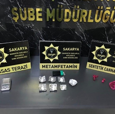 Polis ekiplerinden 3 ilçede 5 ayrı uyuşturucu operasyonu: 12 gözaltı