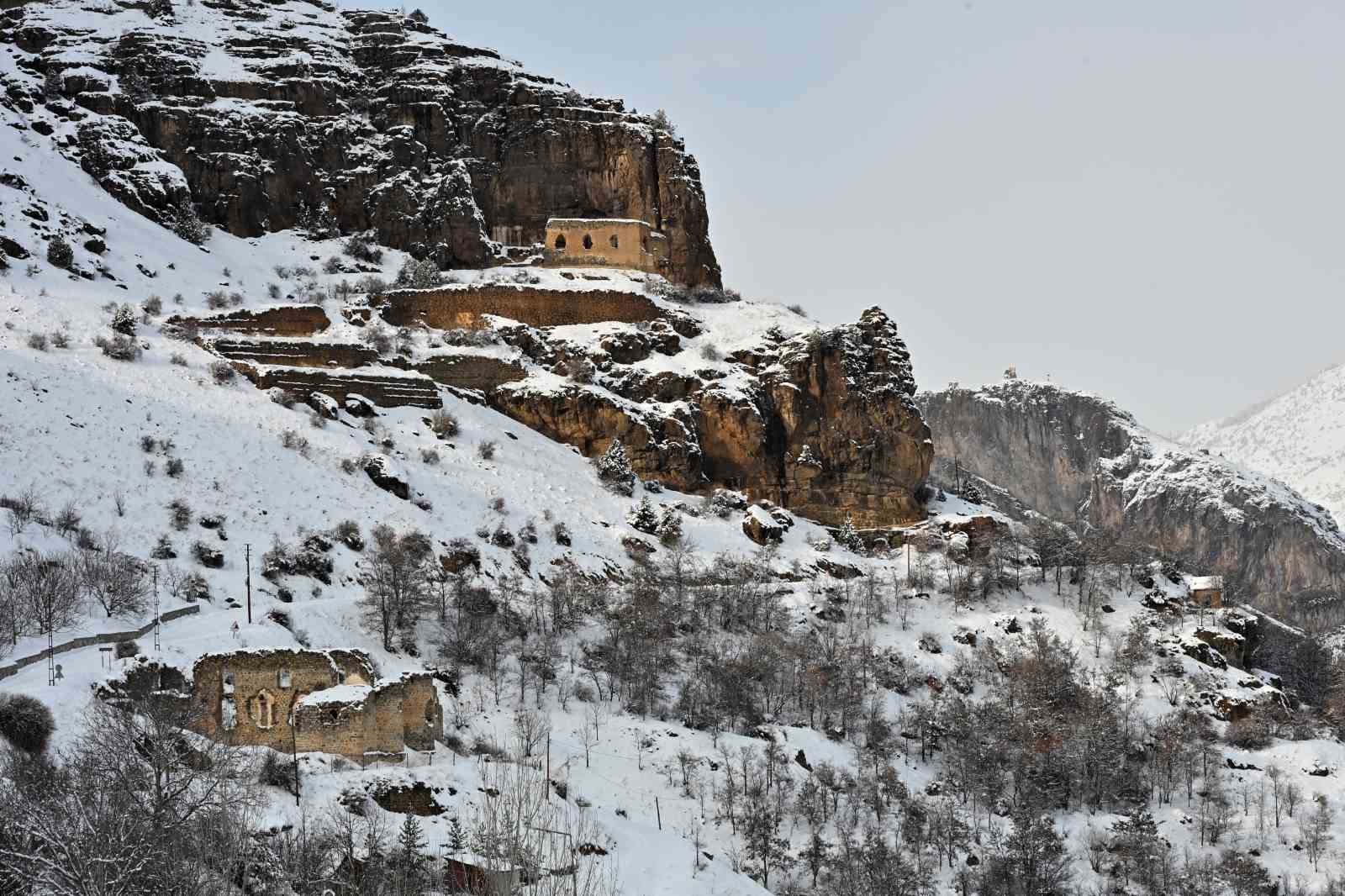Gümüşhane’de kar görsel şölene dönüştü