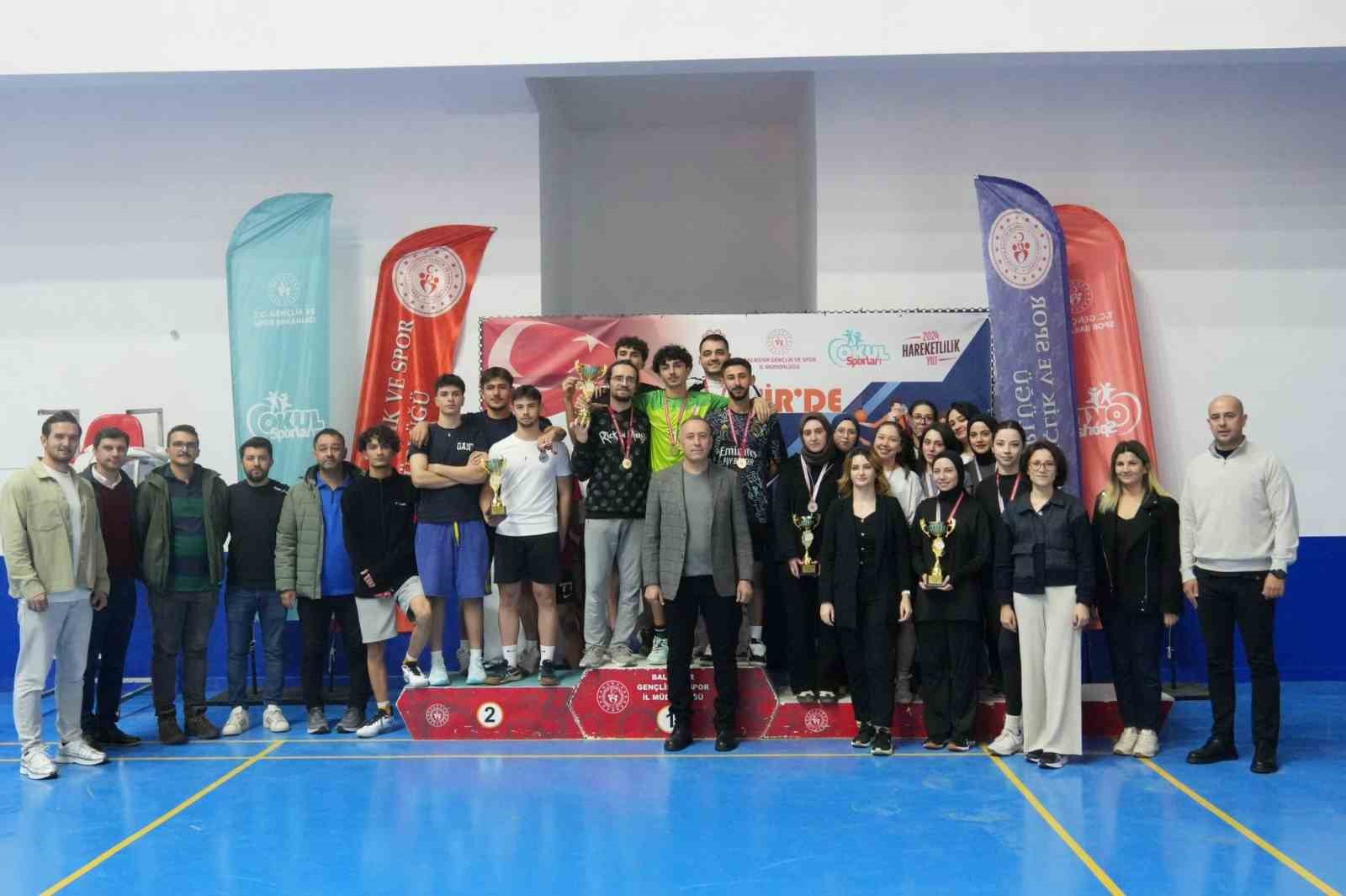 Kredi Yurtlar Kurumunda kalan gençler spor dallarında yarıştı