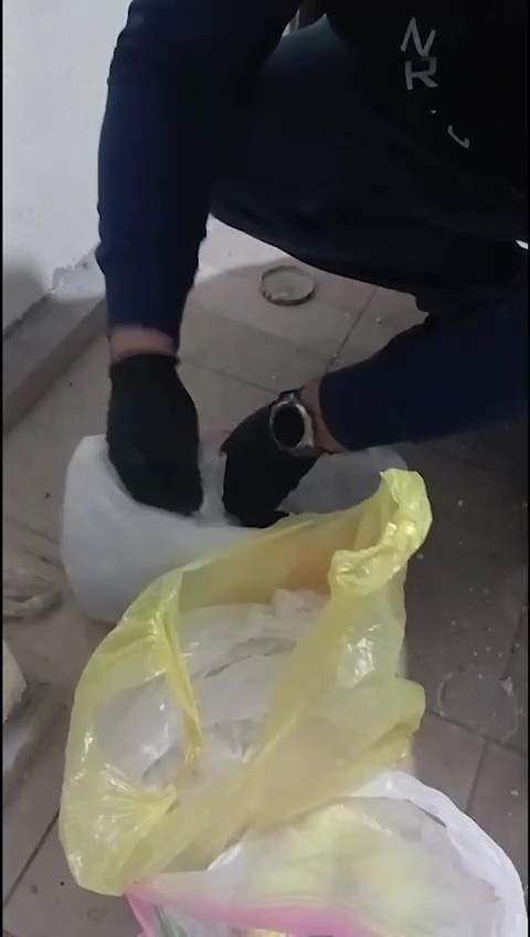Zehir tacirleri 2.3 kilo uyuşturucuyu lif ve pamuklara emdirerek satmaya çalıştı