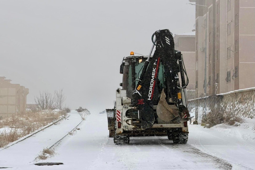 Yeşilyurt Belediyesi karla mücadele ekiplerinden kesintisiz hizmet