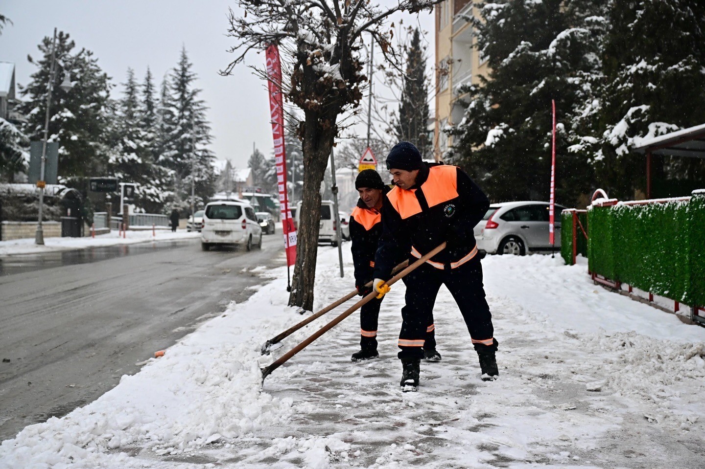 Yeşilyurt Belediyesi karla mücadele ekiplerinden kesintisiz hizmet