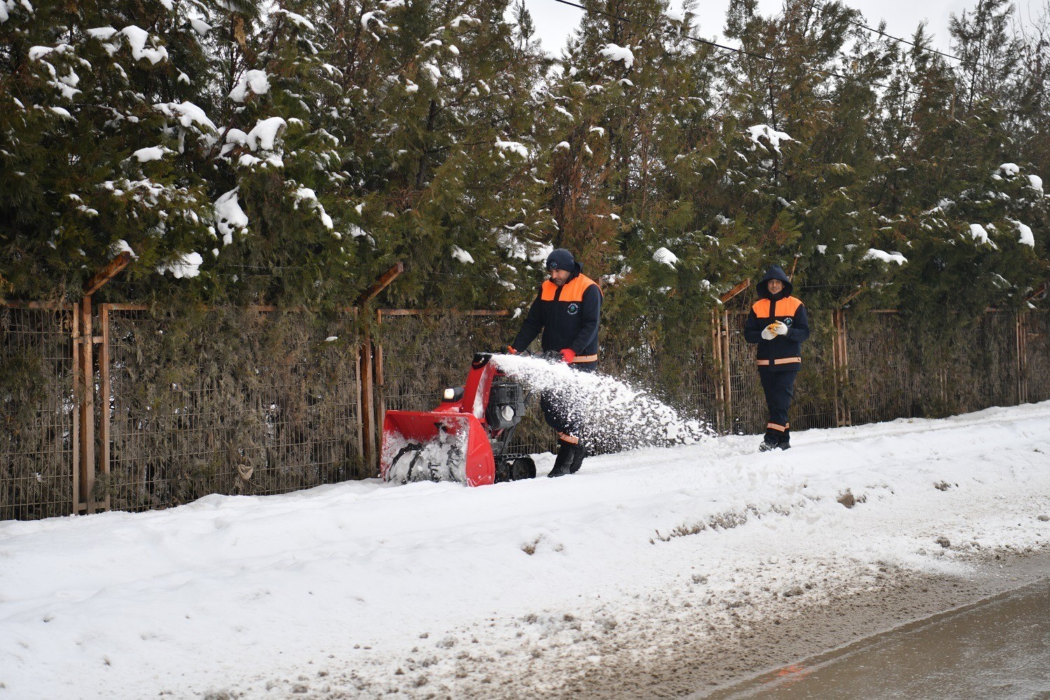 Yeşilyurt Belediyesi karla mücadele ekiplerinden kesintisiz hizmet