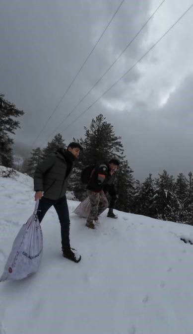 Motosiklet tutkunları Amanoslar’da yaban ve sokak hayvanlarını unutmadı