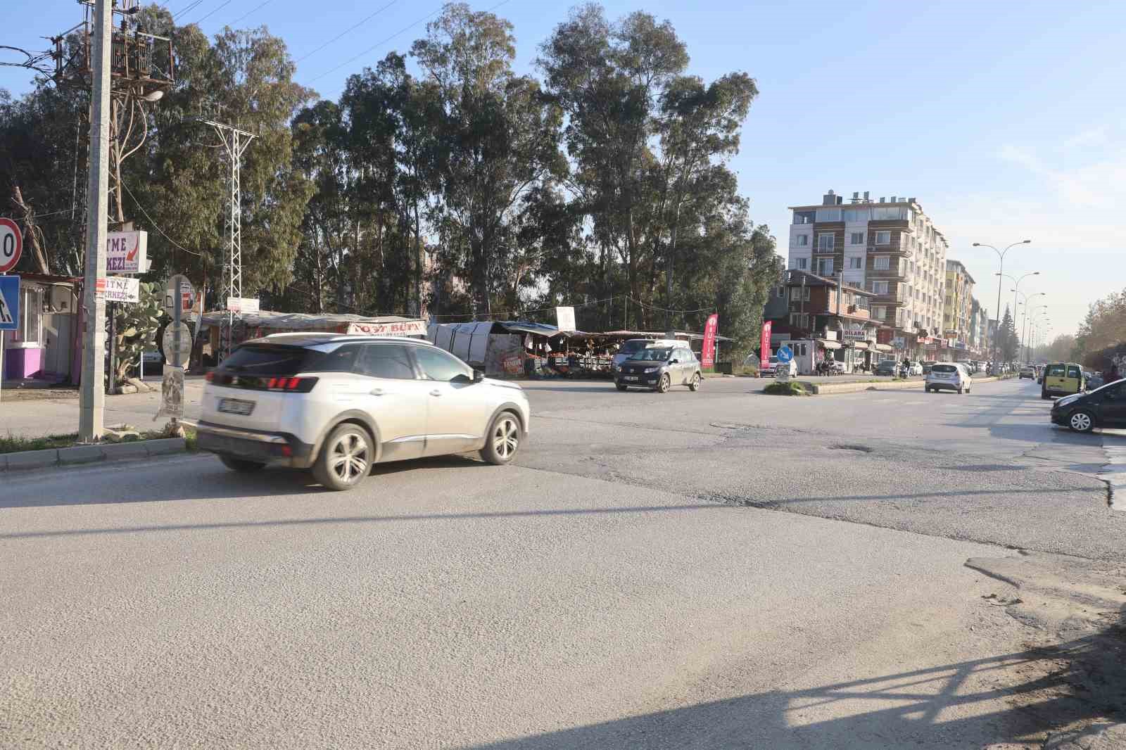 Kaza kavşağı haline gelen dönüşte yaşanan kaza kamerada