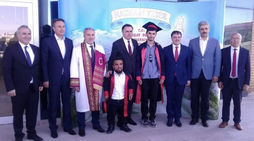 Boyu kısa ama yeteneği büyük: Mesafe tanımadan futbol topuyla her hedefi tutturuyor