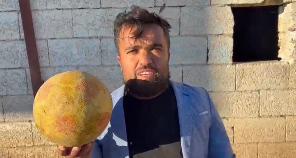 Boyu kısa ama yeteneği büyük: Mesafe tanımadan futbol topuyla her hedefi tutturuyor