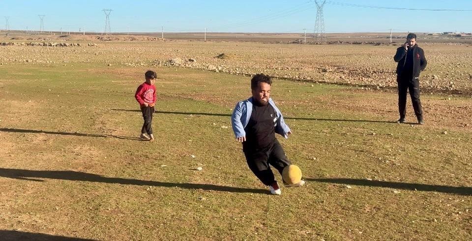 Boyu kısa ama yeteneği büyük: Mesafe tanımadan futbol topuyla her hedefi tutturuyor