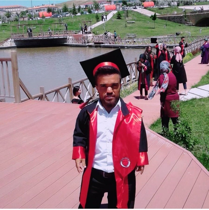 Boyu kısa ama yeteneği büyük: Mesafe tanımadan futbol topuyla her hedefi tutturuyor