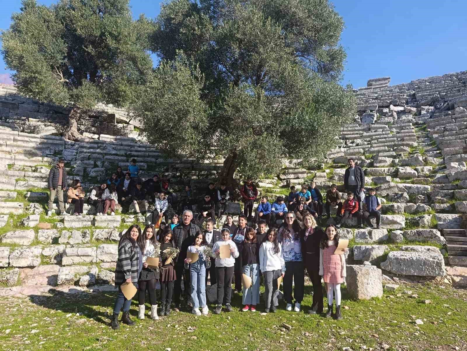 Köyceğiz Ortaokulu öğrencileri Kaunos Antik Tiyatro’da şiir okudu