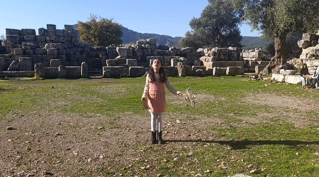 Köyceğiz Ortaokulu öğrencileri Kaunos Antik Tiyatro’da şiir okudu