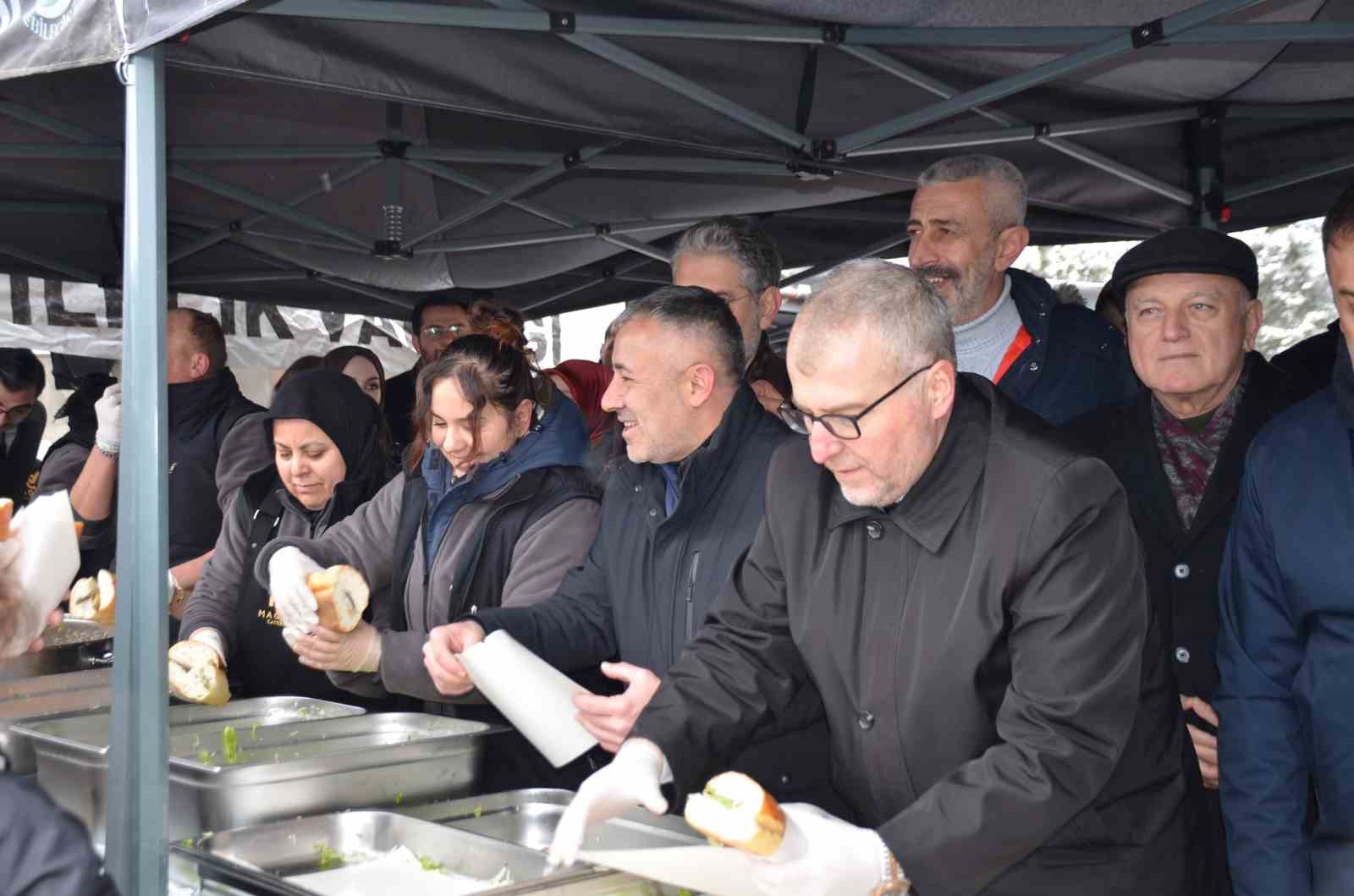 Uzun kuyrukların oluştuğu festivalde 2 ton 11 kilogram hamsi dağıtıldı