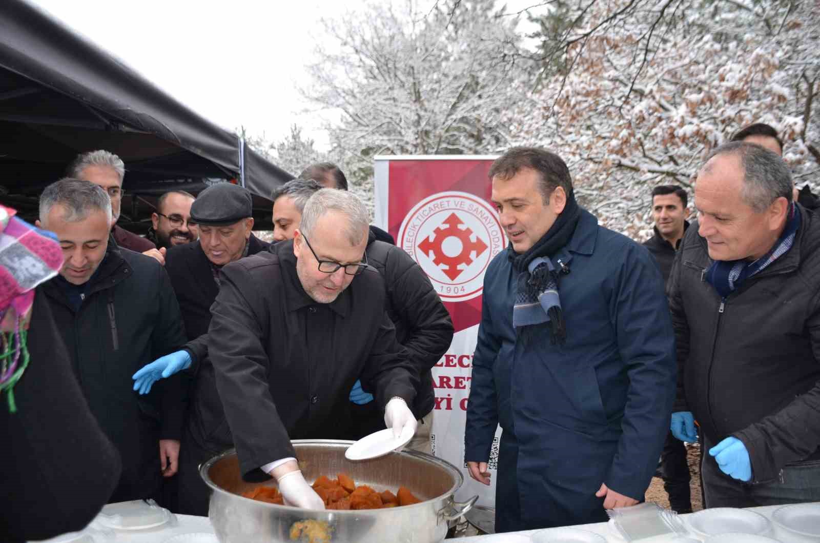 Uzun kuyrukların oluştuğu festivalde 2 ton 11 kilogram hamsi dağıtıldı