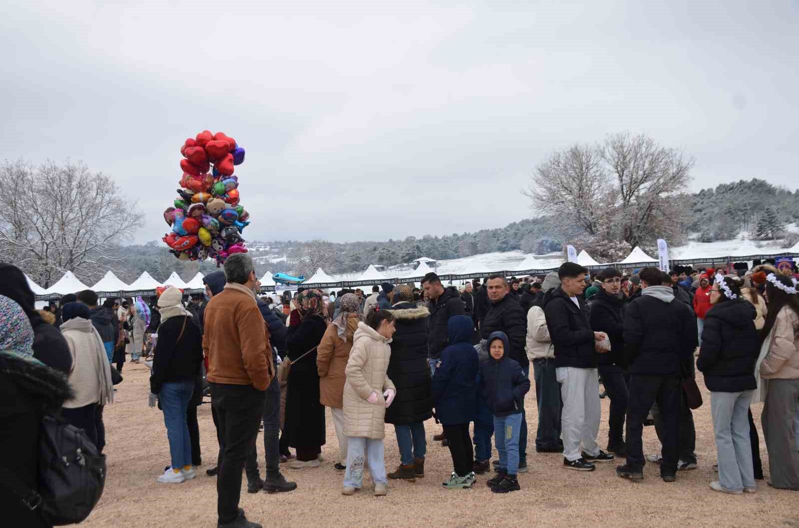 Uzun kuyrukların oluştuğu festivalde 2 ton 11 kilogram hamsi dağıtıldı