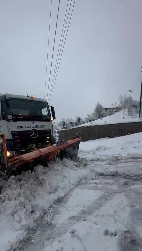 Zonguldak’ta ulaşıma kapanan 95 köy yolunu açma çalışmaları sürüyor