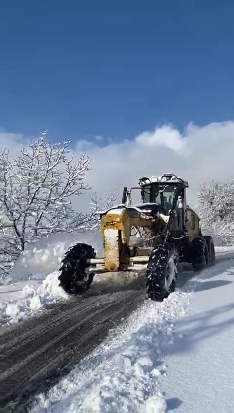 Zonguldak’ta ulaşıma kapanan 95 köy yolunu açma çalışmaları sürüyor