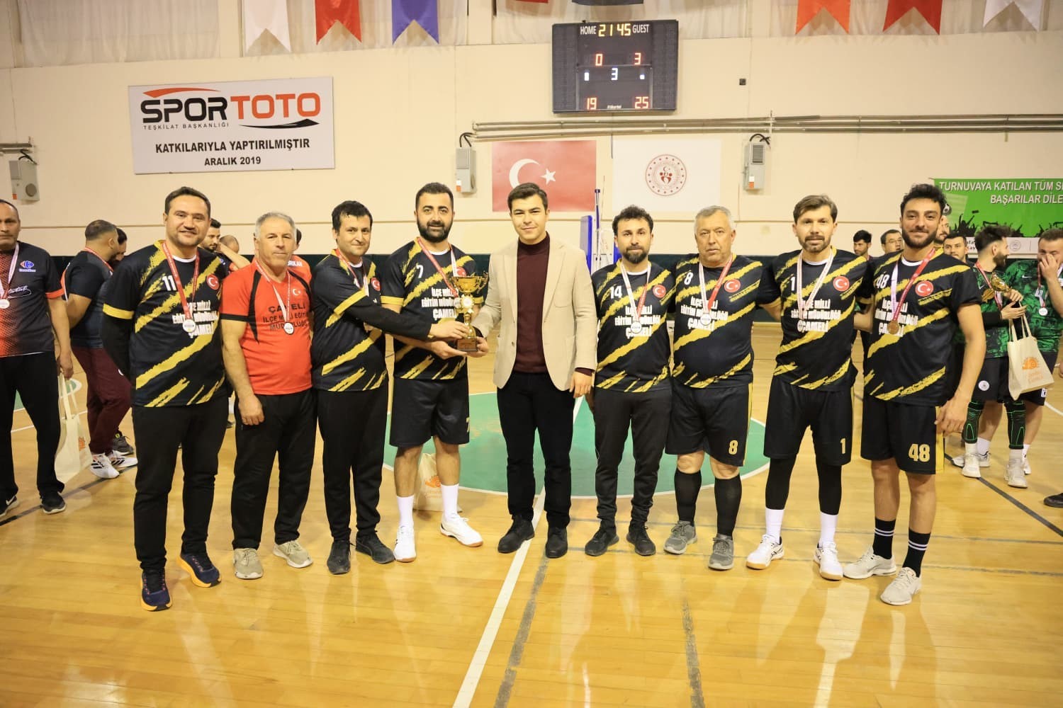 Çameli’de Kurumlar ve Mahalleler Arası Voleybol Turnuvası sona erdi