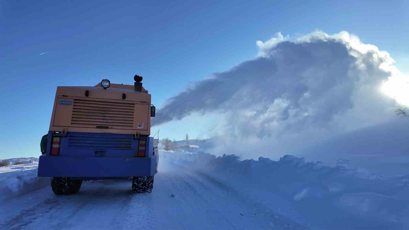 Bingöl’de karla mücadele çalışmaları sürüyor