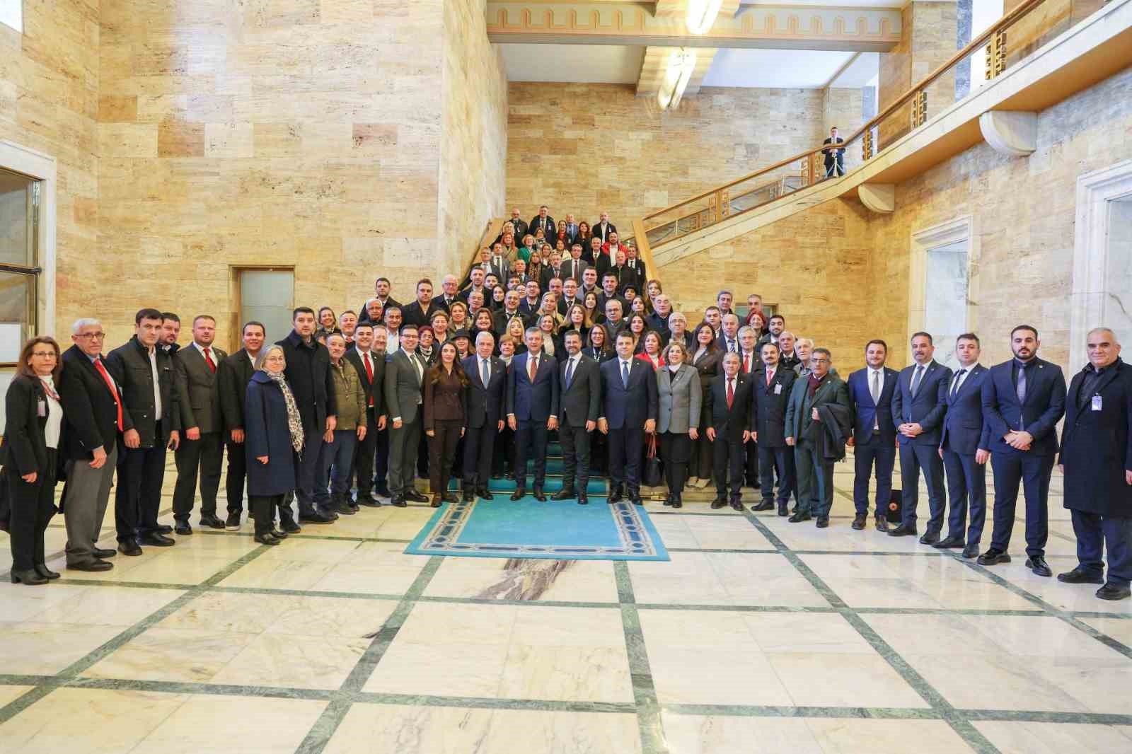 Nilüfer’in yatırımlarına CHP Genel Başkanı Özel’den temel atma sözü