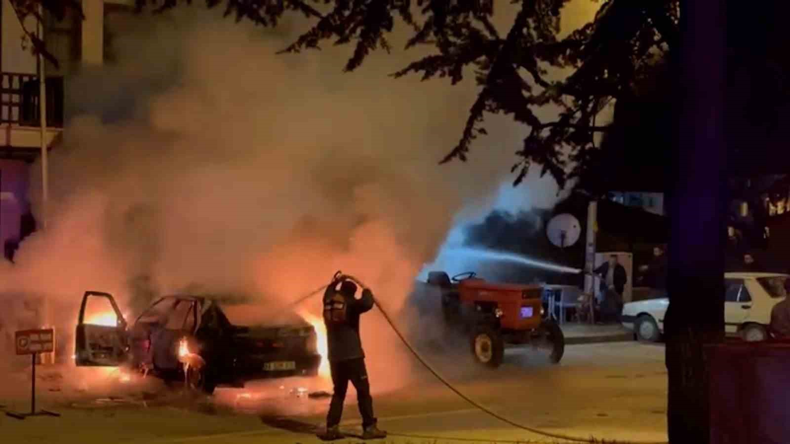 Bolu’da park halindeki otomobil alev alev yandı