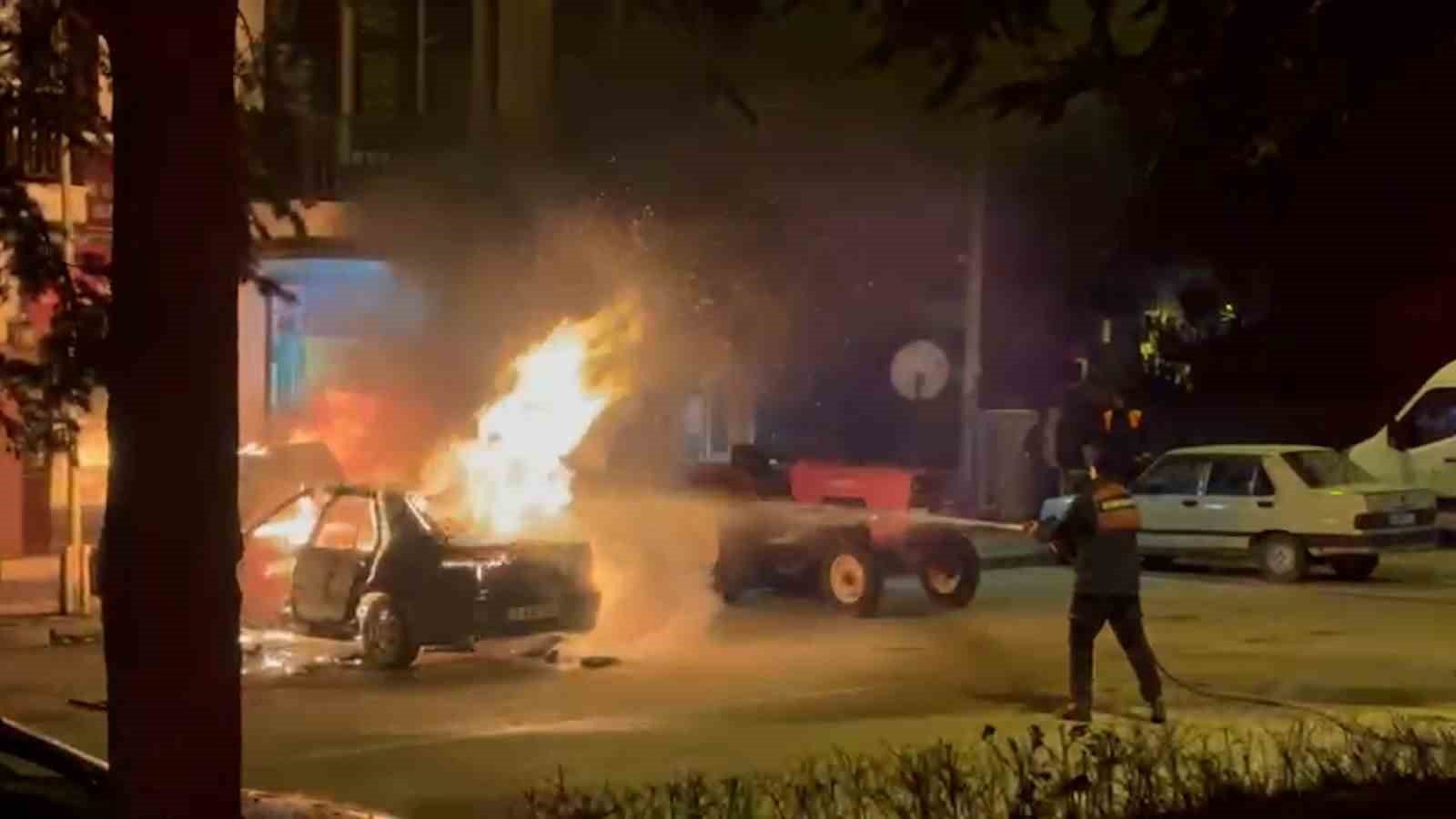 Bolu’da park halindeki otomobil alev alev yandı