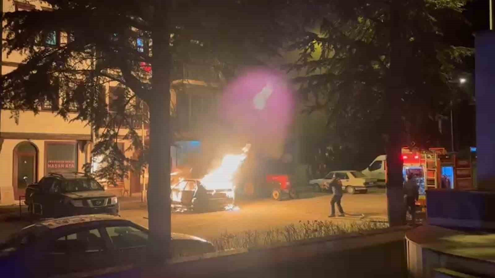 Bolu’da park halindeki otomobil alev alev yandı