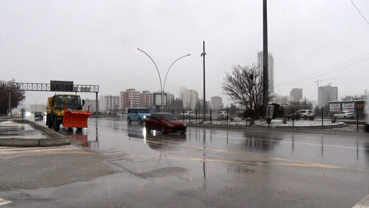 Başkentte kar ve karla karışık yağmur etkili oldu