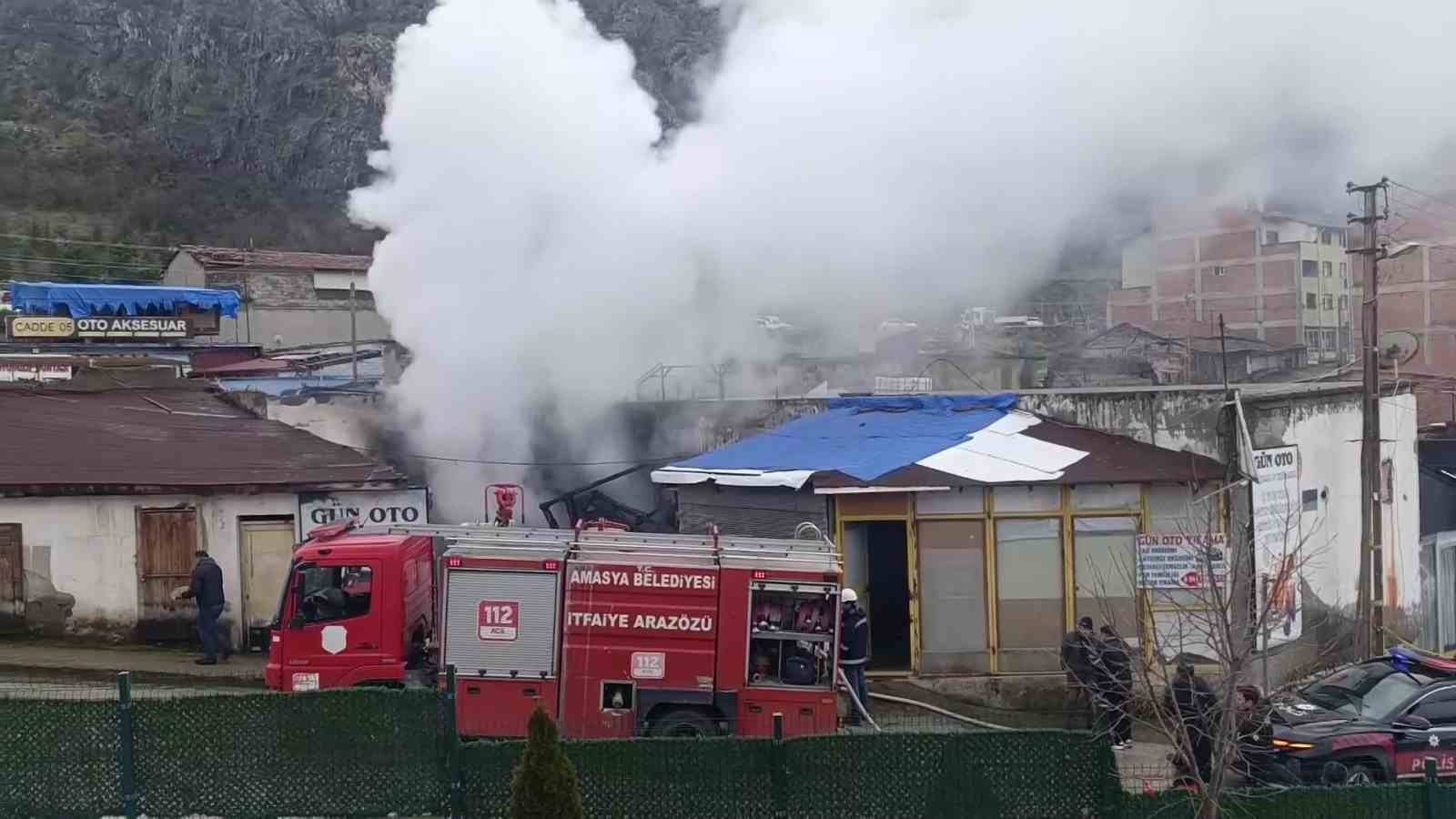 Amasya’da yangında mahsur kalan köpeği muhtar kurtardı