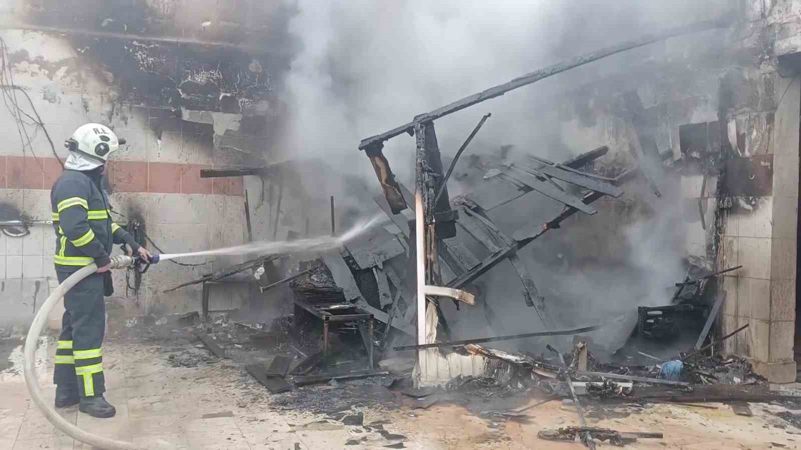 Amasya’da yangında mahsur kalan köpeği muhtar kurtardı