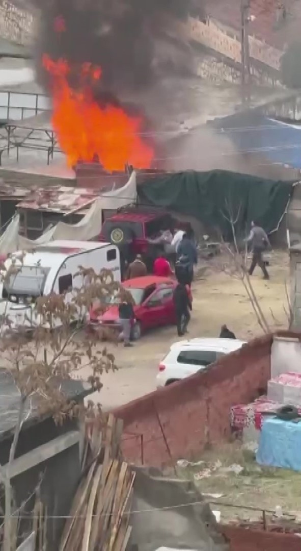 Amasya’da yangında mahsur kalan köpeği muhtar kurtardı