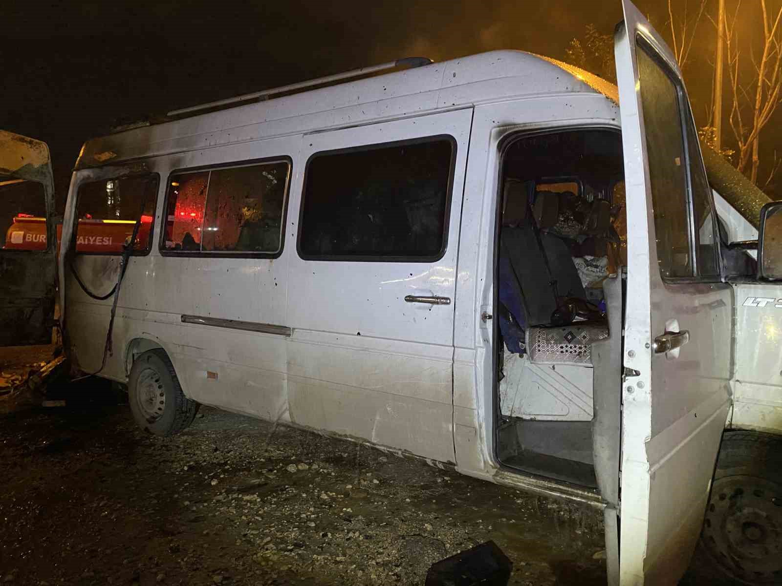 Bursa korkutan yangın: Baraka ve minibüs alev topuna döndü