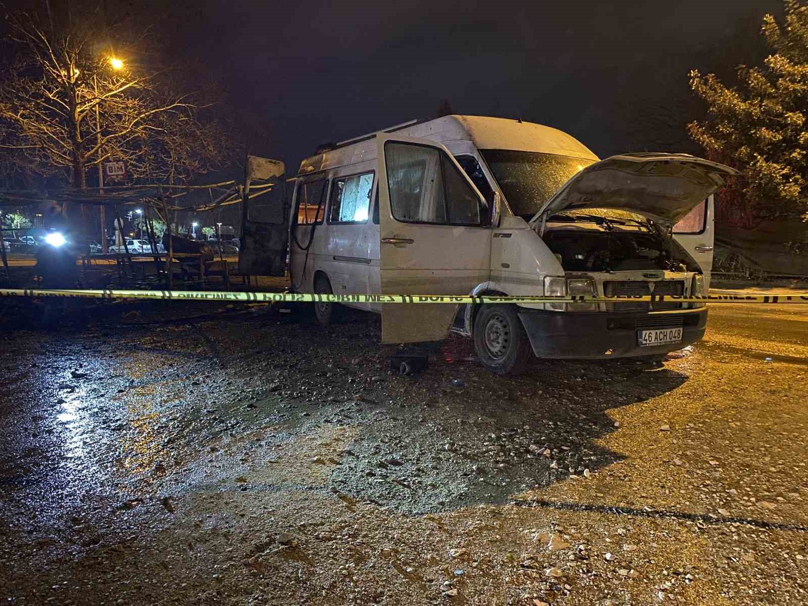 Bursa korkutan yangın: Baraka ve minibüs alev topuna döndü