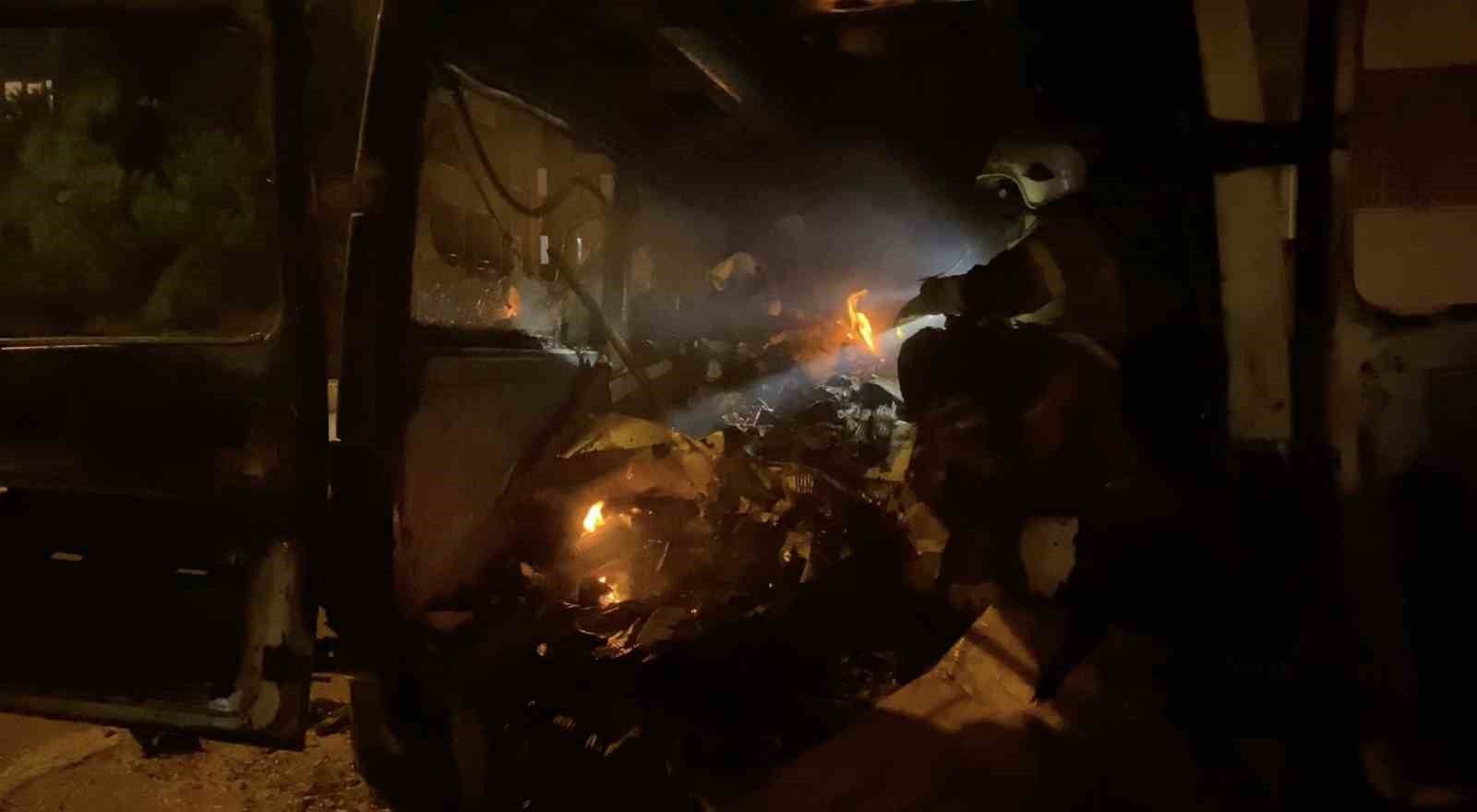 Bursa korkutan yangın: Baraka ve minibüs alev topuna döndü