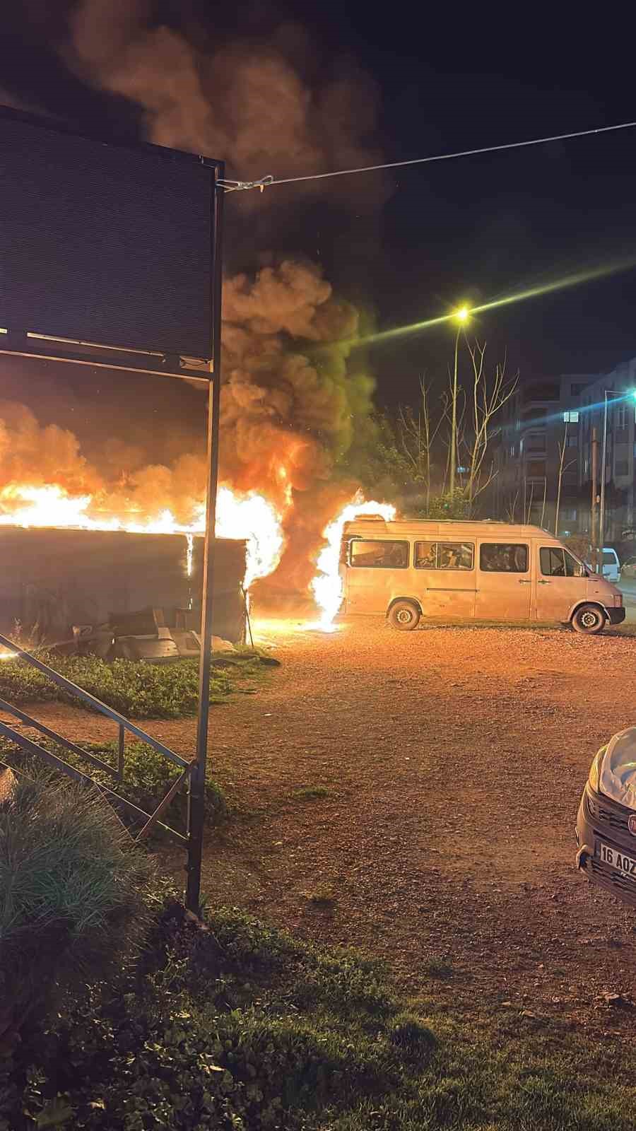 Bursa korkutan yangın: Baraka ve minibüs alev topuna döndü