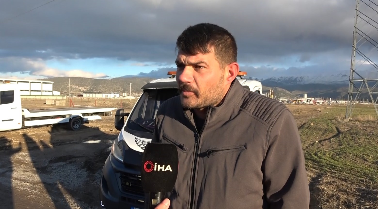 Bir çekiciyi kurtarmaya giden iki çekici de çamura saplandı