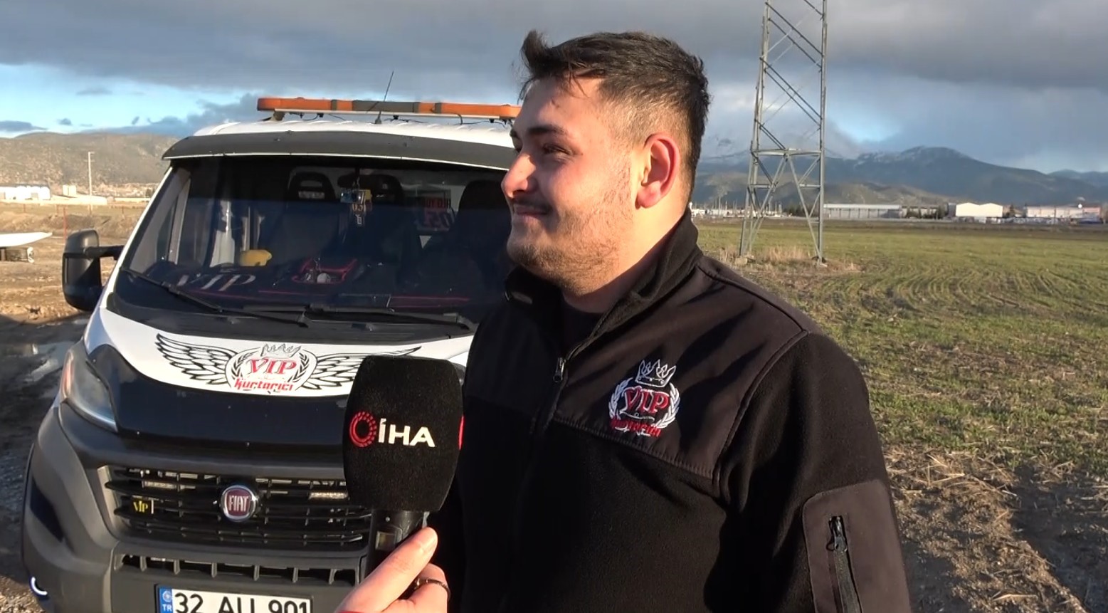 Bir çekiciyi kurtarmaya giden iki çekici de çamura saplandı