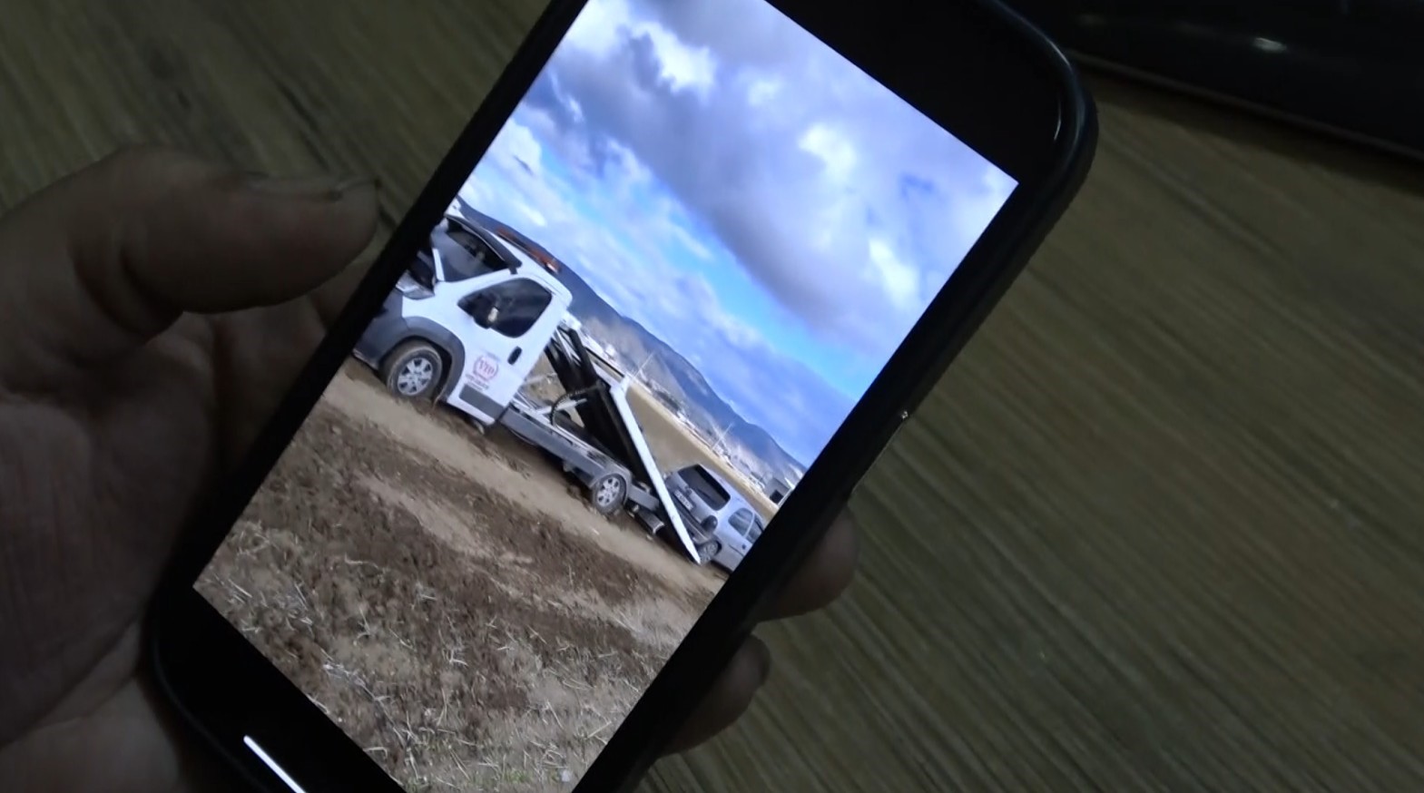 Bir çekiciyi kurtarmaya giden iki çekici de çamura saplandı