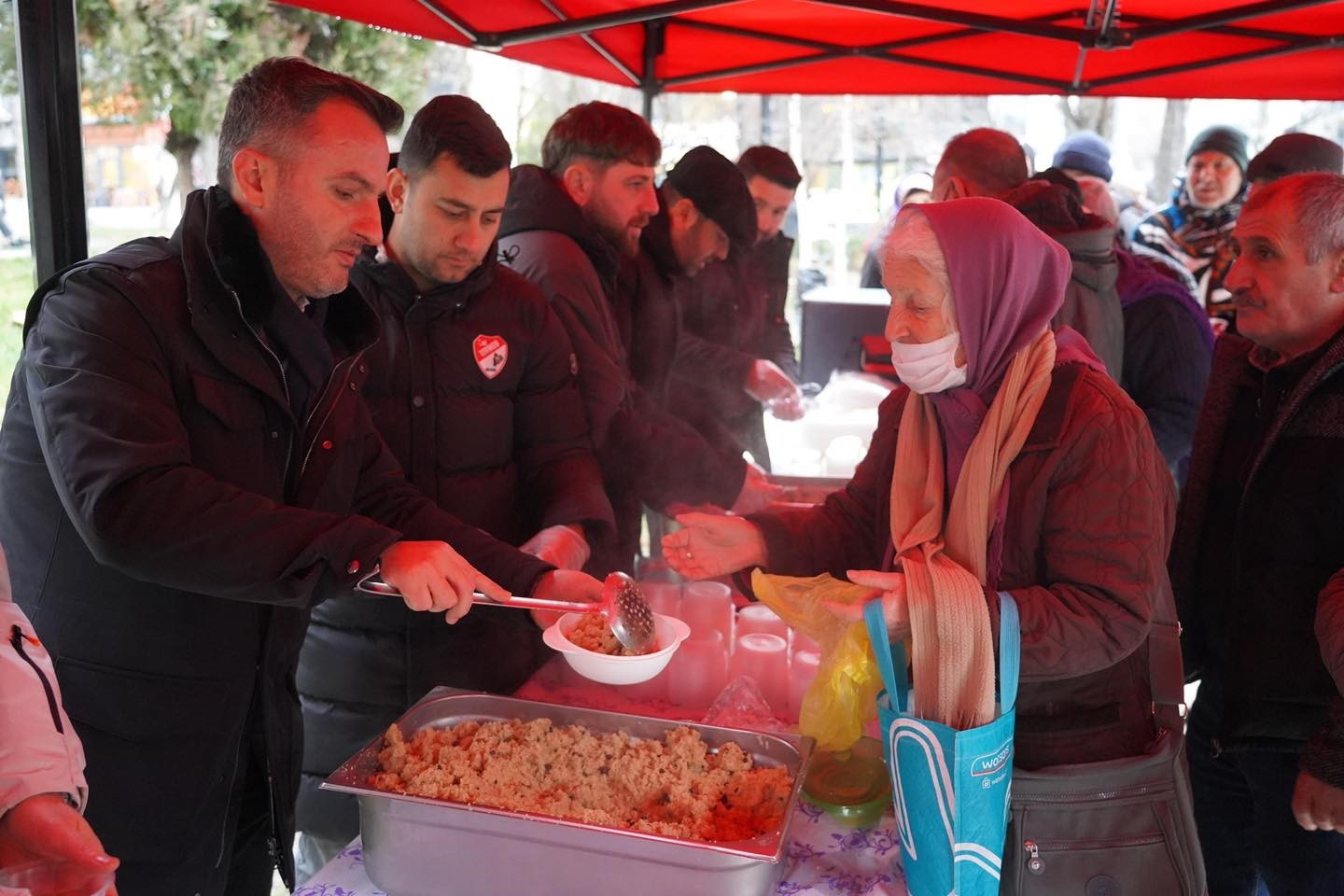 Bilecik’te Miraç Kandili dolayısıyla vatandaşlara helva ikramı
