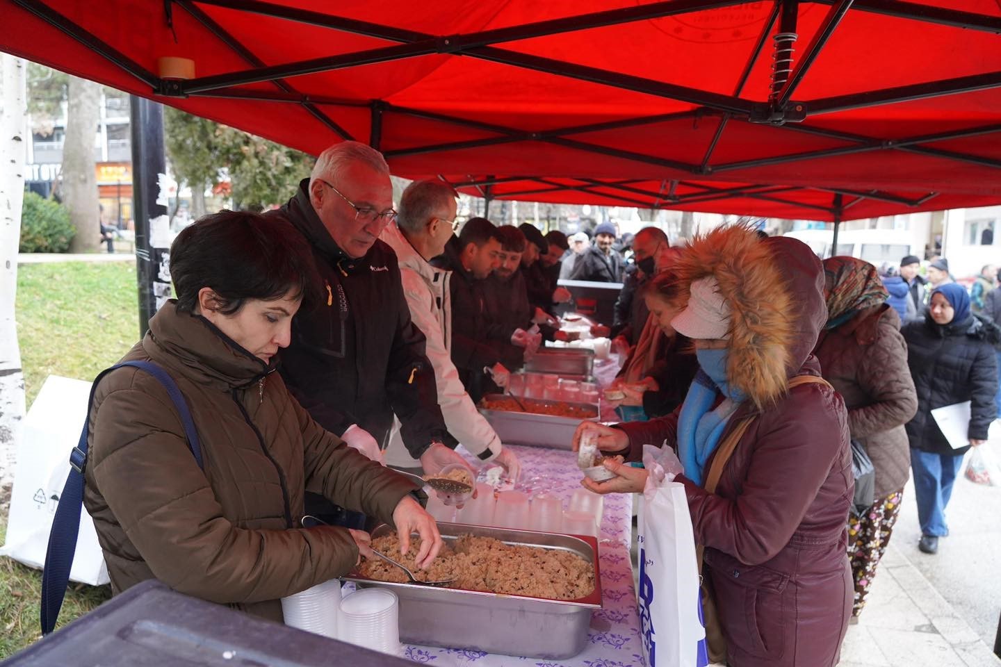 Bilecik’te Miraç Kandili dolayısıyla vatandaşlara helva ikramı