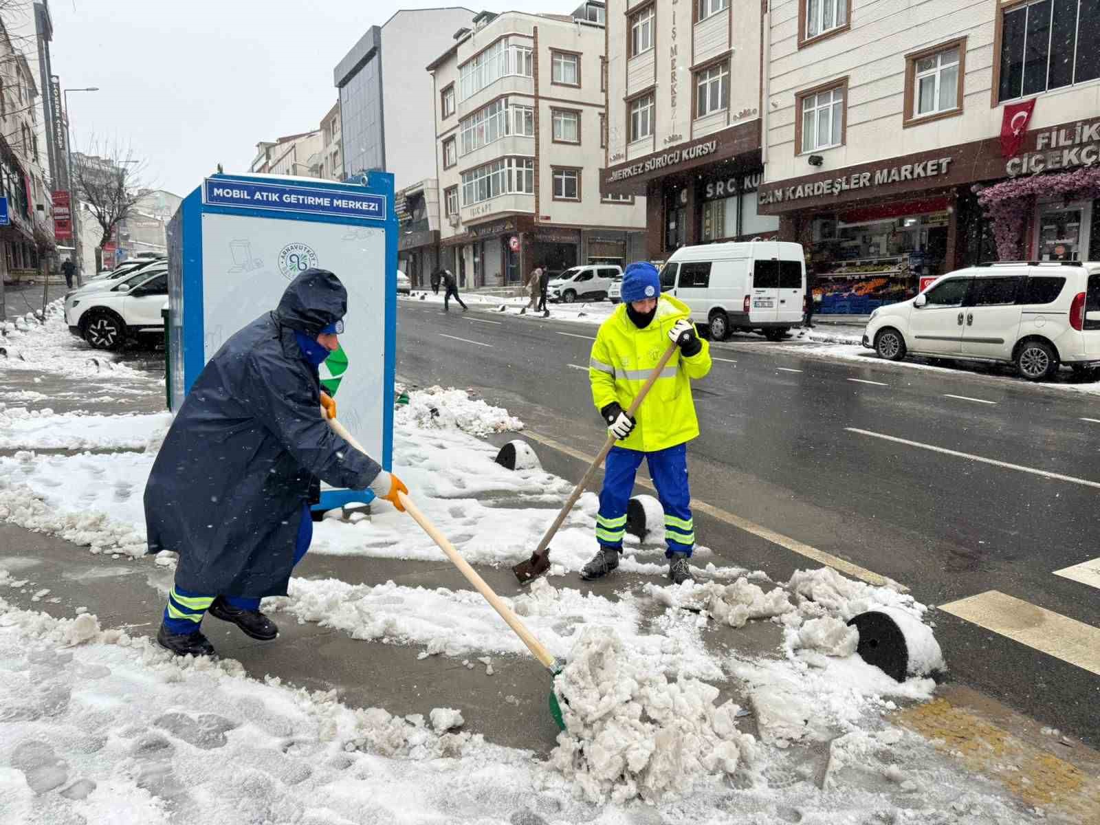 Arnavutköy’de tüm yollar açık: 120 araç, 700 personel sahada