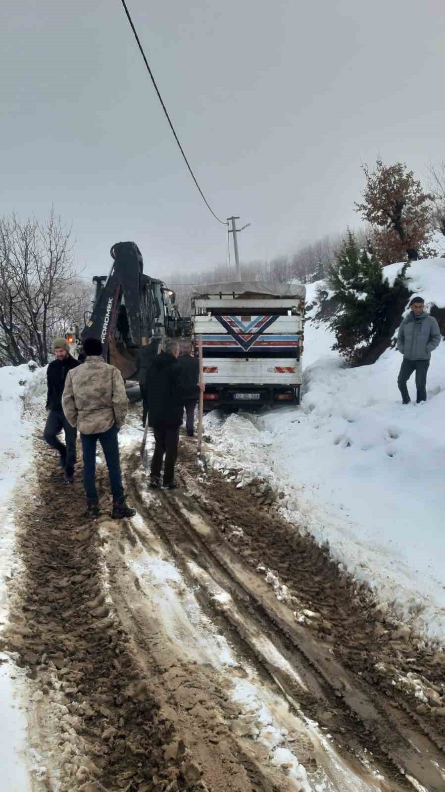 Siirt’te mahsur kalan minibüs kurtarıldı