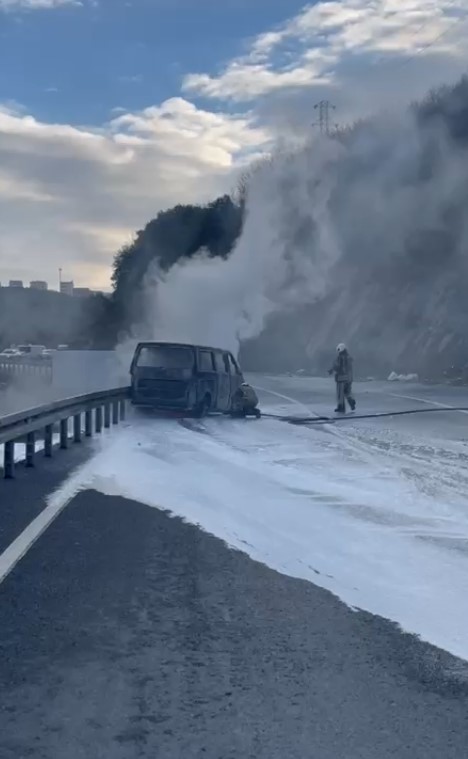 Eyüpsultan’da seyir halindeki araç alevlere teslim oldu