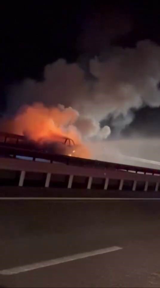 Seyir halindeki otomobil alev topuna döndü