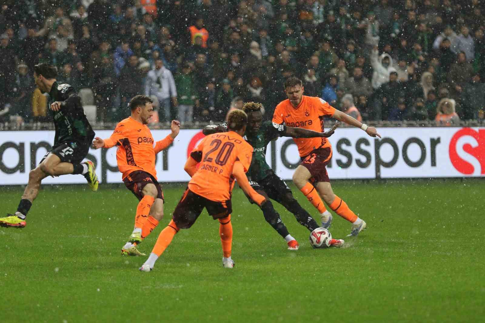 Trendyol Süper Lig: Kocaelispor: 0 - Trabzonspor: 0 (Maç devam ediyor)